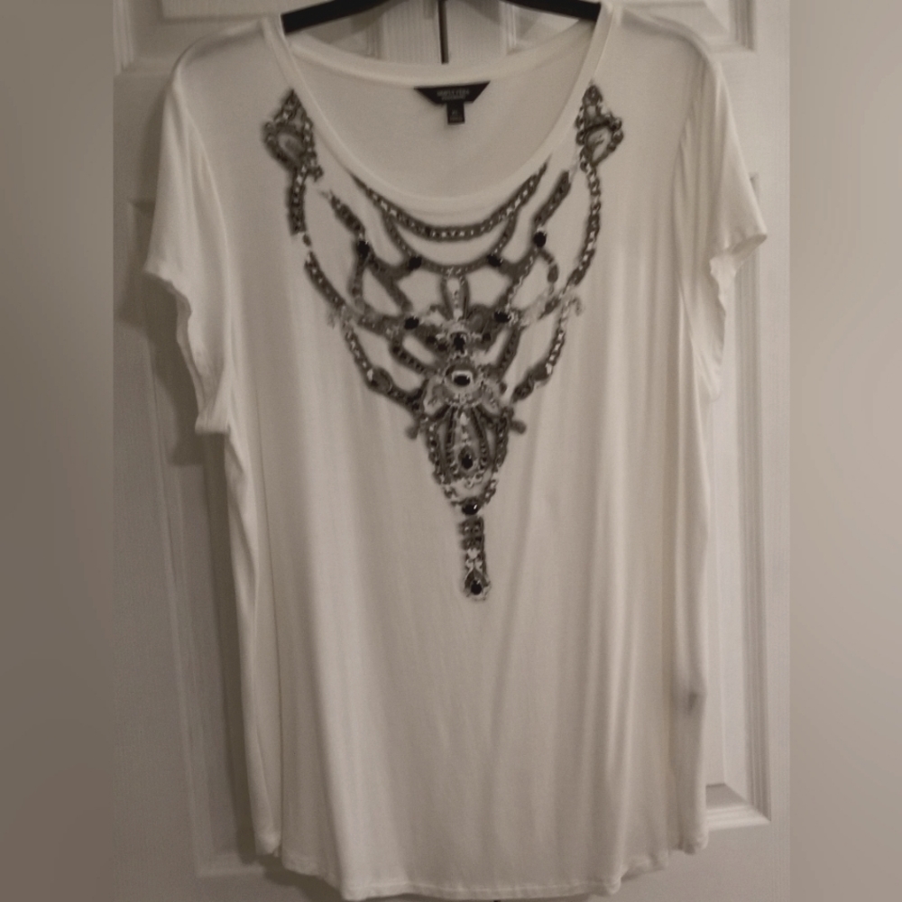 🌴 2/$20 -Simply Vera -Vera Wang-NWOT White Top -Jeweled Medallion Design-XL-NEW